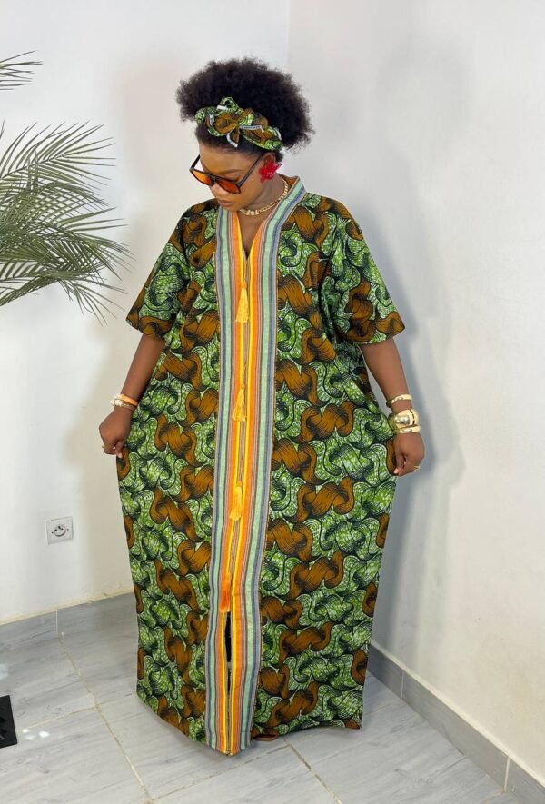 Robe wax verte abstrait – style raffiné et confort optimal à Abidjan. Livraison express à Abidjan & expédition pour les autres villes.