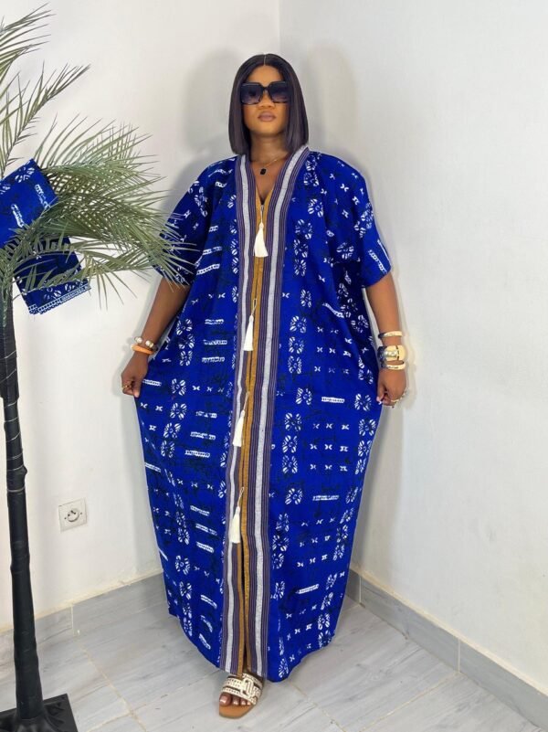 Robe bleue claire à motifs blancs pour femme – Élégance fraîche à Abidjan