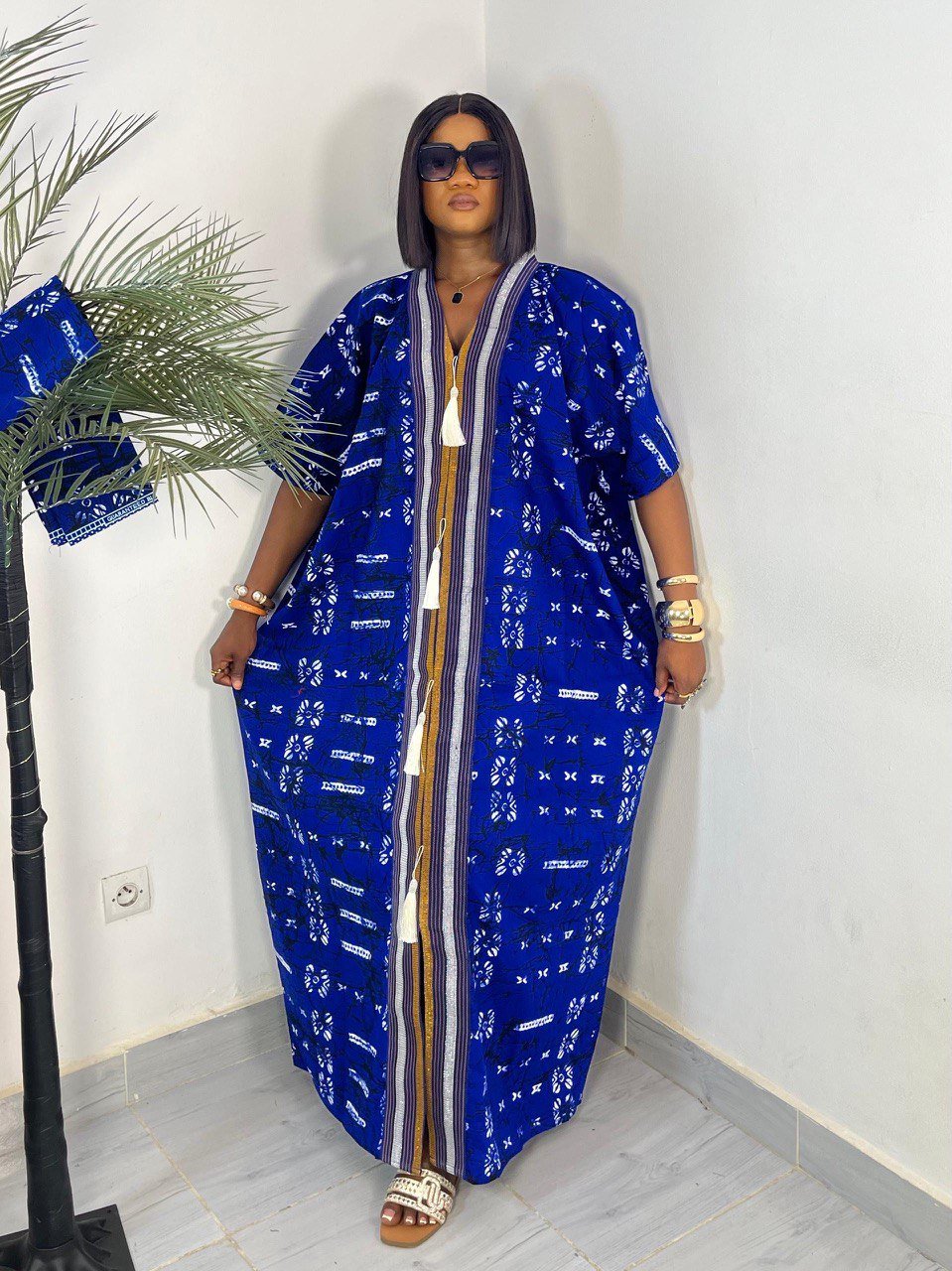 Robe bleue claire à motifs blancs pour femme – Élégance fraîche à Abidjan
