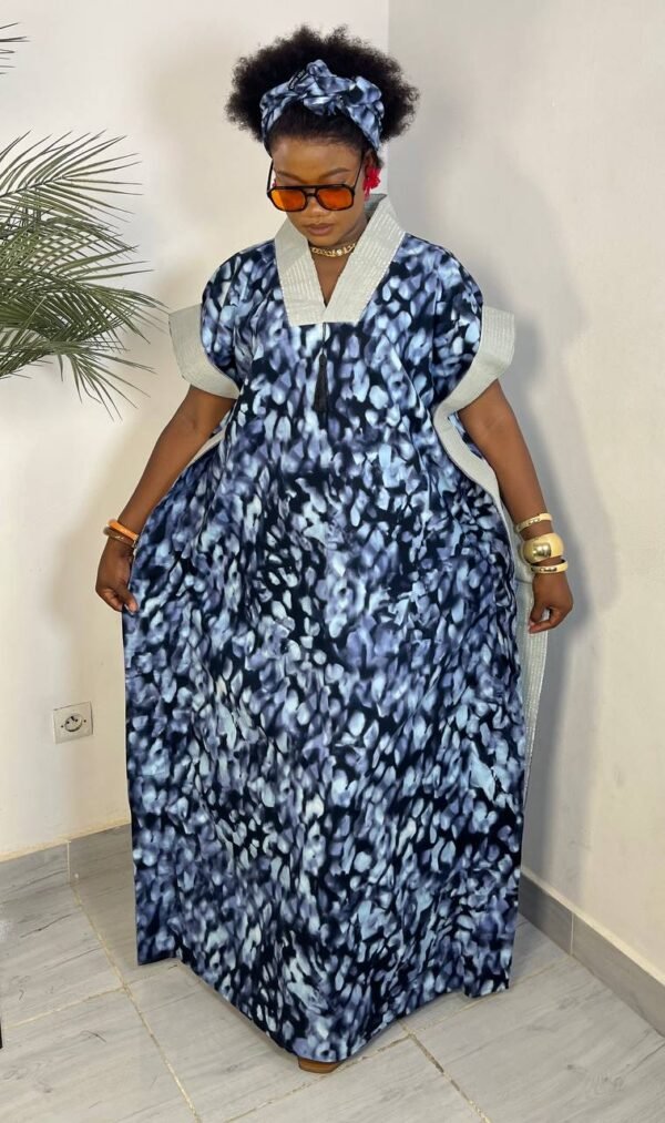 Robe bleu marine imprimée blanche pour femme – Élégance intemporelle à Abidjan