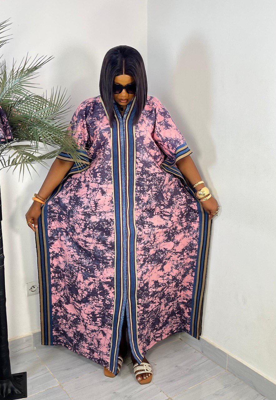 Robe rose noire à rayures pour femme – Élégance sobre à Abidjan