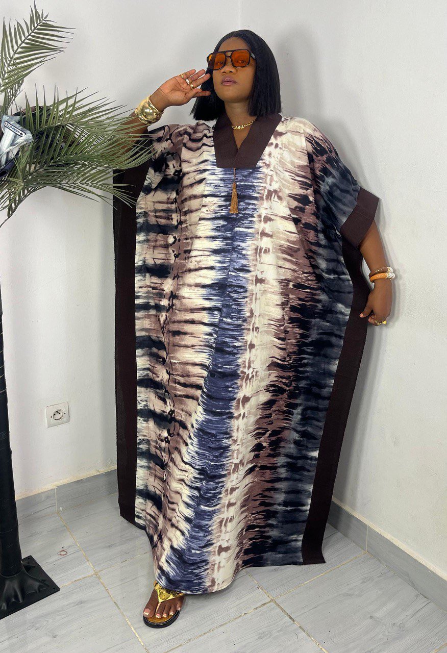 Robe wax marron tie-dye – Élégance fluide et style contemporain à Abidjan
