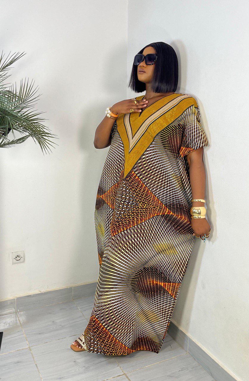 Robe wax moutarde graphique – Élégance contemporaine à Abidjan