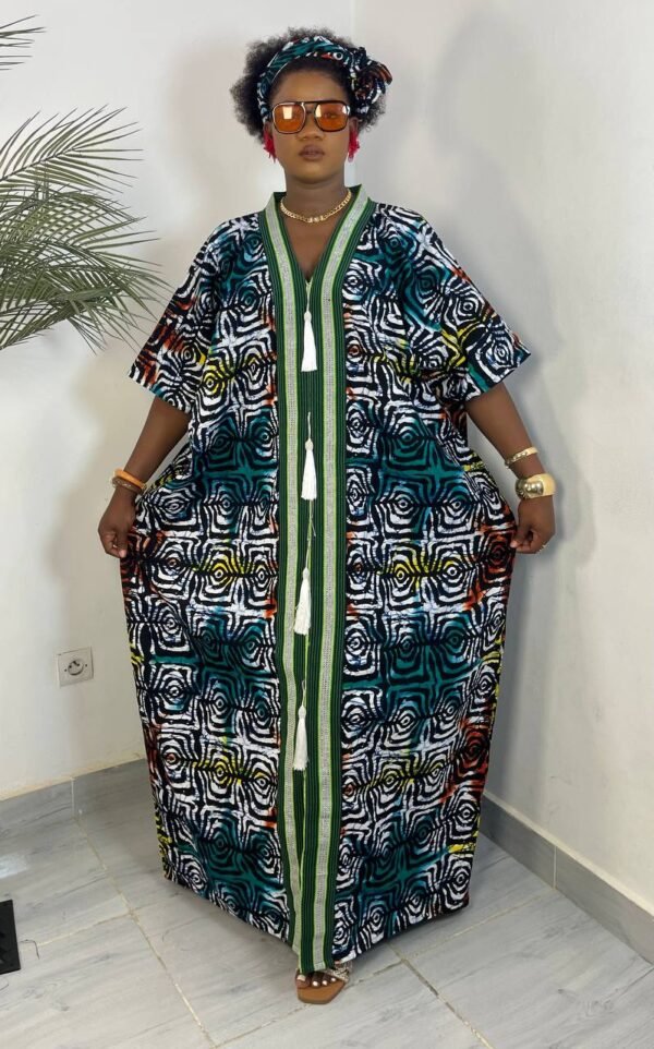 Robe wax vert spirale – Élégance graphique et fraîcheur à Abidjan