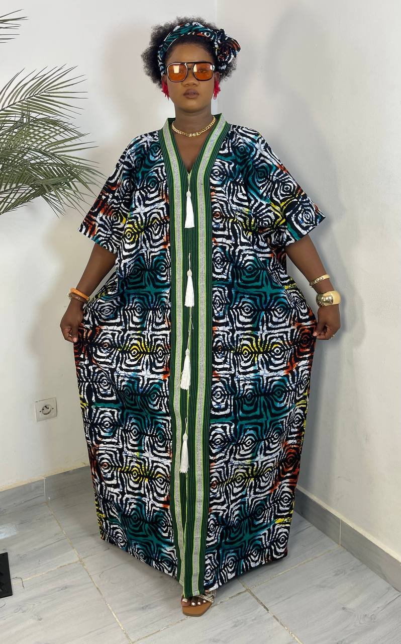 Robe wax vert spirale – Élégance graphique et fraîcheur à Abidjan