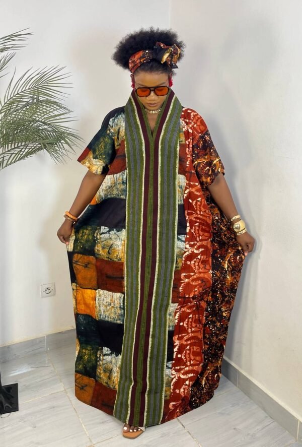 Robe wax marron ocre – imprimé patchwork artisanal, coupe fluide et confort optimal. Livraison express à Abidjan & expédition pour les autres villes.