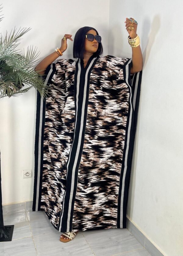 Robe wax noir et blanc – Chic intemporel et modernité à Abidjan